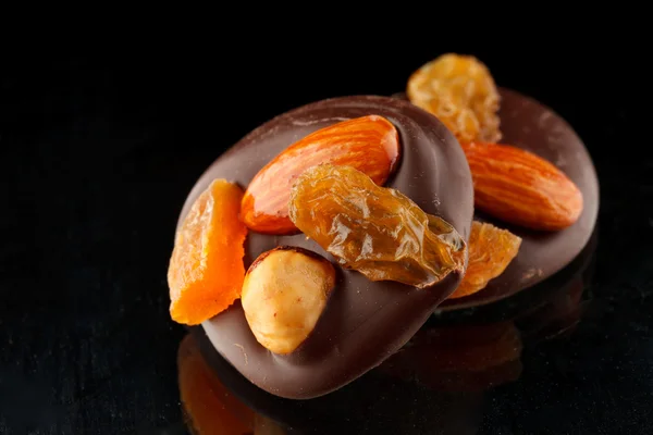 Шоколадні цукерки з горіхами — стокове фото