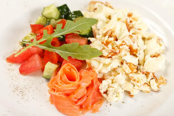 stock image Scrambled eggs with salmon and vegetables