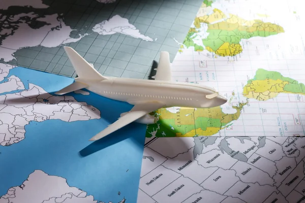 Passagierflugzeug mit Landkarte — Stockfoto