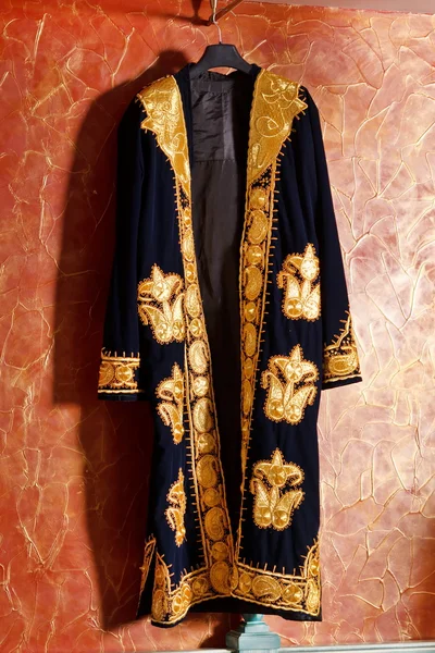 Orientalische Robe an der Wand — Stockfoto