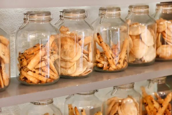 Стеклянные банки для печенья в кафе — стоковое фото