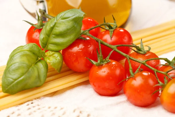 Těstoviny, olivový olej a rajčaty na dřevo pozadí — Stock fotografie