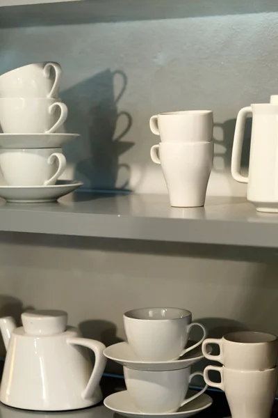Fehér a polcon a cups — Stock Fotó