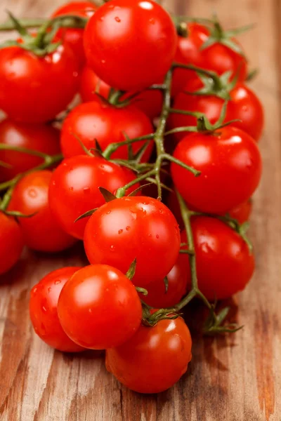 Tomates cereja no fundo de madeira — Fotografia de Stock