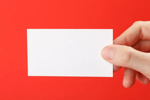 Mão de empresário segurando branco papel branco cartão de visita — Fotografia de Stock