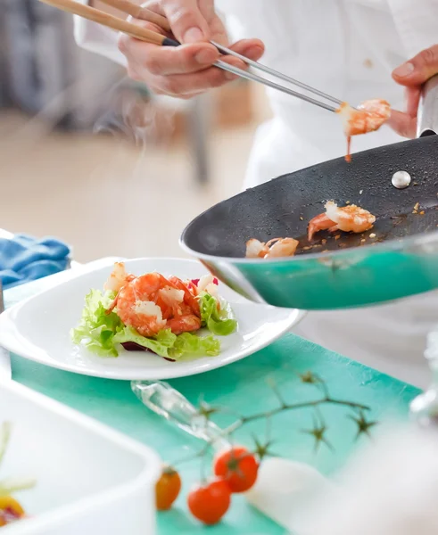 Kocken förbereder mat — Stockfoto