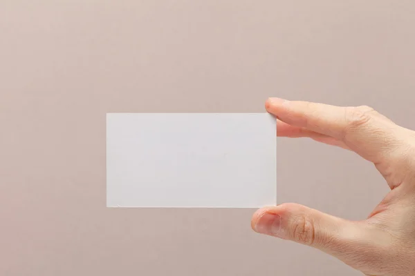 Affärsmannens handen håller tomt vitt papper visitkort — Stockfoto