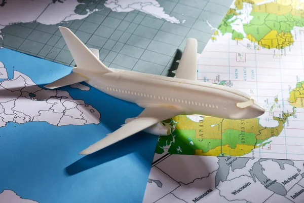 Avión de pasajeros con mapas — Foto de Stock