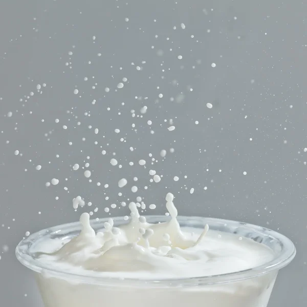 Βουτιά σε ένα ποτήρι γάλα — Φωτογραφία Αρχείου