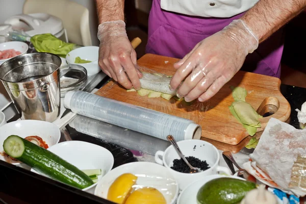 Chef preparando sushi na cozinha — Fotografia de Stock