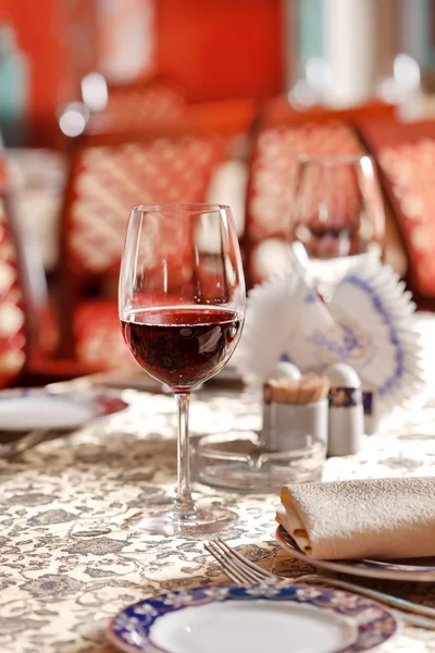 Copas de vino sobre la mesa —  Fotos de Stock