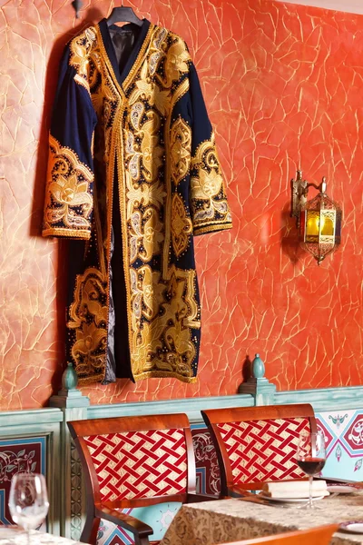 Orientální šaty na zdi — Stock fotografie