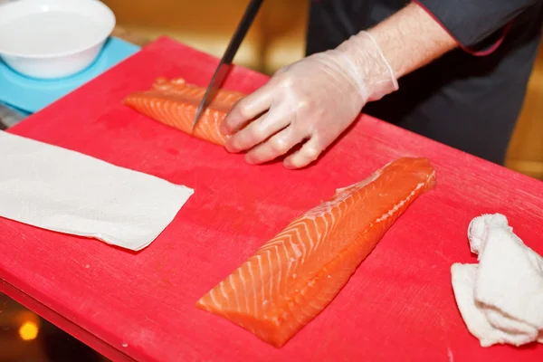 Chef preparando sushi na cozinha — Fotografia de Stock