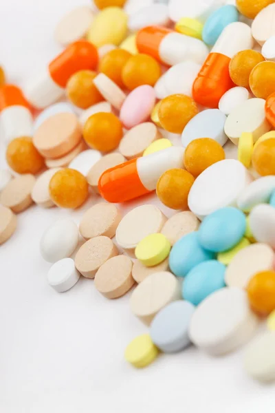 Comprimidos coloridos con cápsulas — Foto de Stock