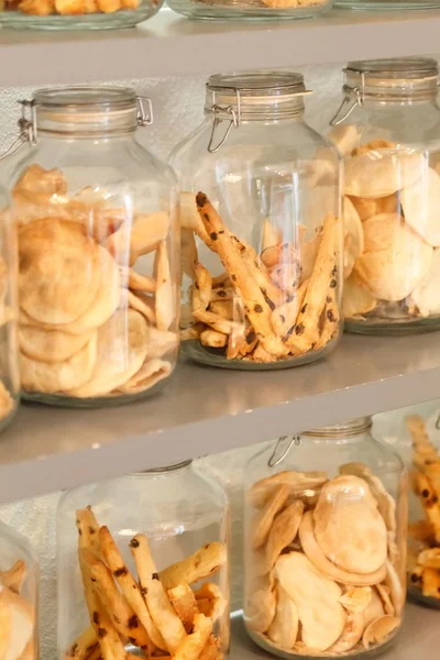 Стеклянные банки для печенья в кафе — стоковое фото
