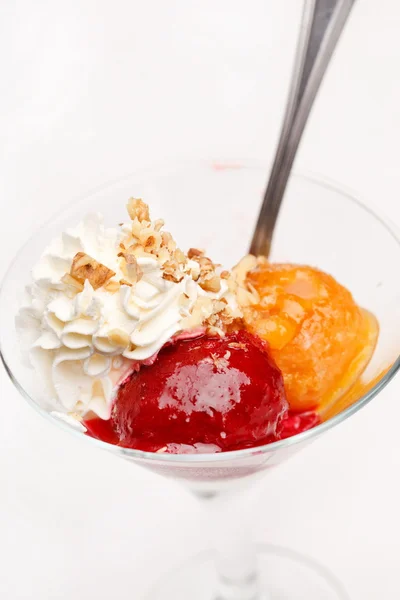 Sorbetto di frutta con gelato alla vaniglia — Foto Stock