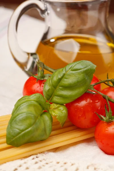 Макарони, оливкова олія та помідори на фоні дерева — стокове фото