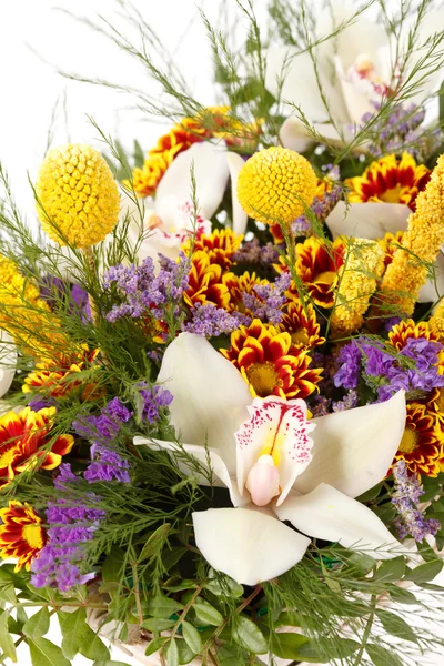 Mooie bloemen in de mand — Stockfoto
