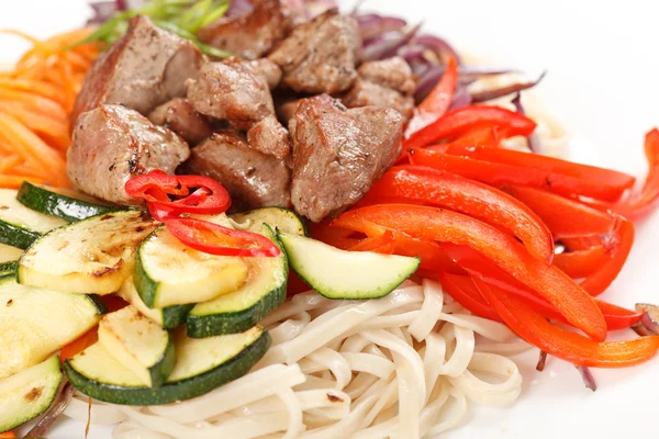 Meat with vegetables and noodles — Stock Photo, Image