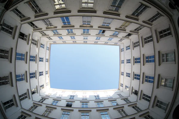 Himmel zwischen hohen Gebäuden — Stockfoto