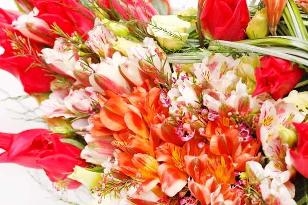 바구니 속의 아름다운 꽃들 — 스톡 사진