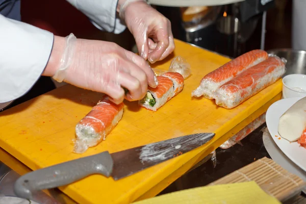 Σεφ προετοιμασία σούσι στην κουζίνα — Φωτογραφία Αρχείου