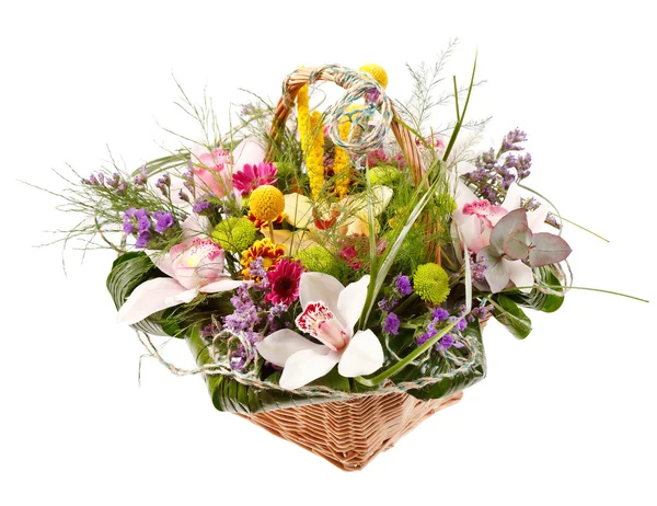 Flores bonitas em uma cesta — Fotografia de Stock
