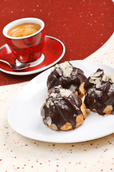 Chocolate eclairs with coffee — Stock Photo, Image