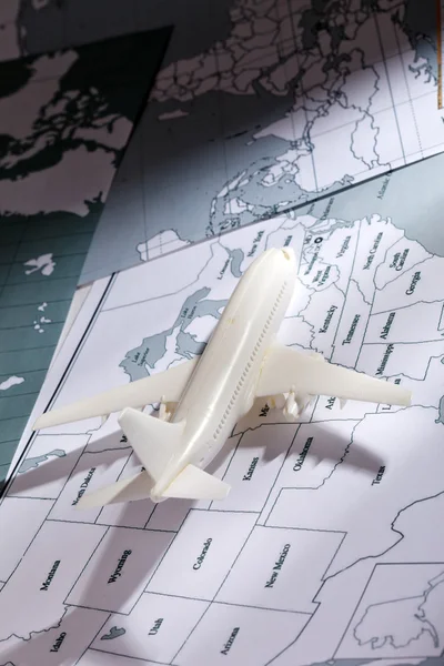 Uçak bir harita ile — Stok fotoğraf