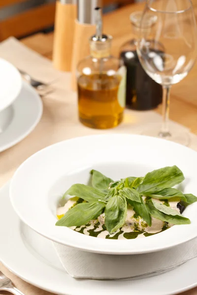 Salade met basilicum — Stockfoto