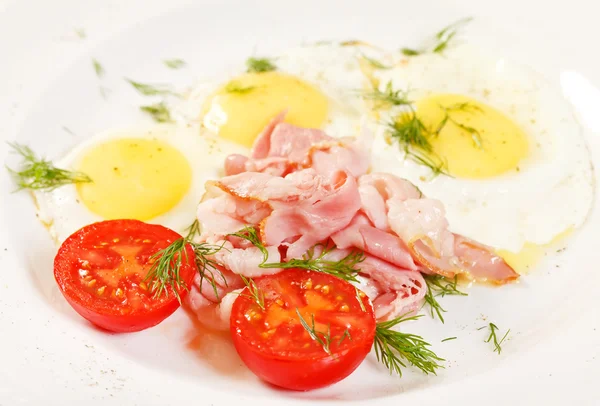 Gebakken eieren met spek en groenten — Stockfoto