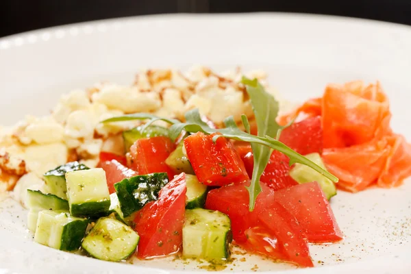 Stock image Scrambled eggs with salmon and vegetables