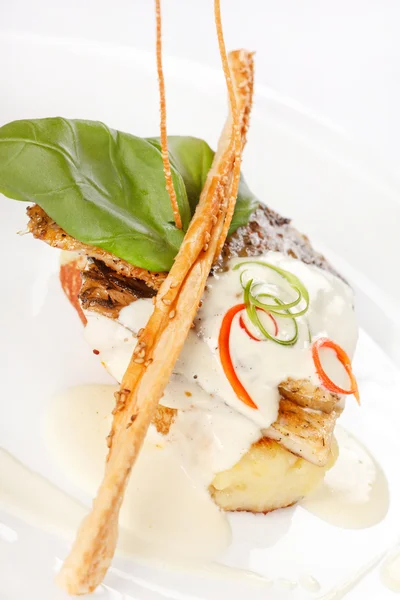 Sazan balığı kızarmış patates üzerinde — Stok fotoğraf