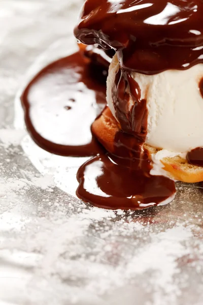 Морозиво з шоколадною начинкою — стокове фото