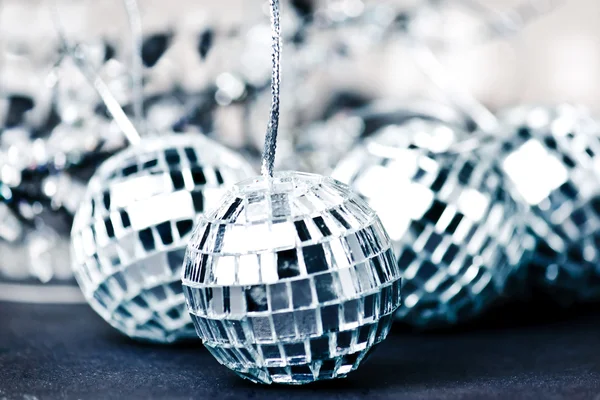 Серебряные рождественские шарики — стоковое фото