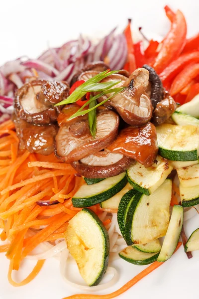 Mięso z warzywami i makaronem — Zdjęcie stockowe