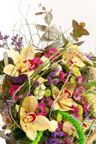 Schöne Blumen in einem Korb — Stockfoto