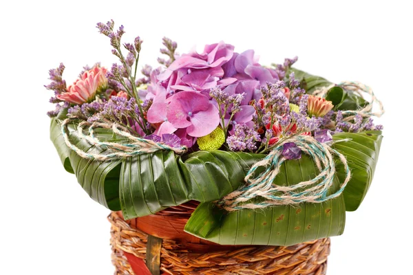 Hermosas flores en una cesta — Foto de Stock