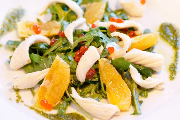Salaatti mustekala ja appelsiini — kuvapankkivalokuva