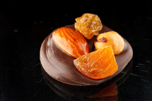 Choklad godis med nötter — Stockfoto