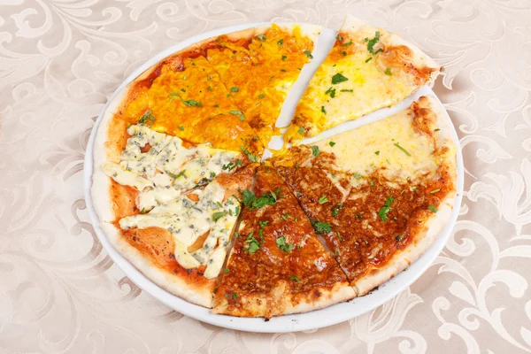 Välsmakande pizza (fyra ost) — Stockfoto