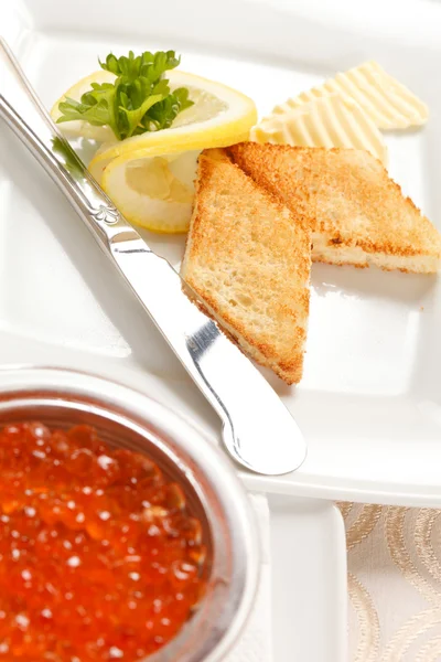 Roter Kaviar mit Toast — Stockfoto