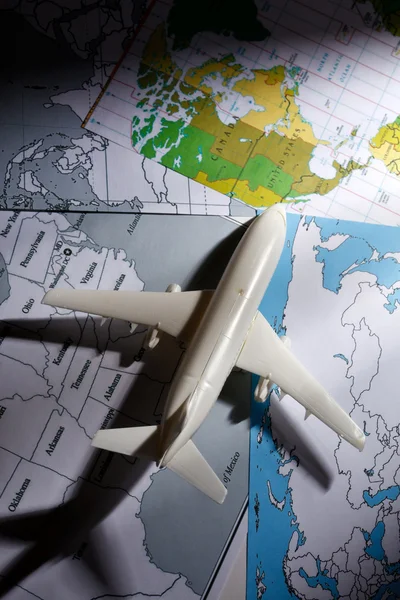 Avião com mapas — Fotografia de Stock