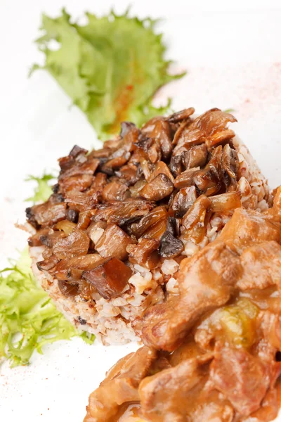 Grano saraceno con funghi e carne — Foto Stock