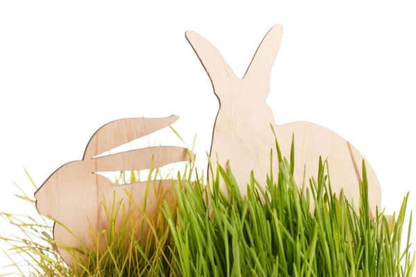Пасхальные кролики на траве — стоковое фото
