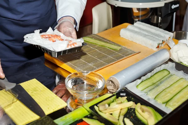 Koch bereitet Sushi in der Küche zu — Stockfoto