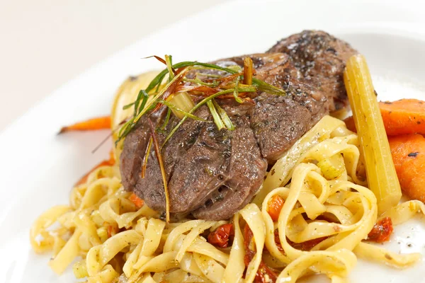 Smakelijke biefstuk met pasta — Stockfoto