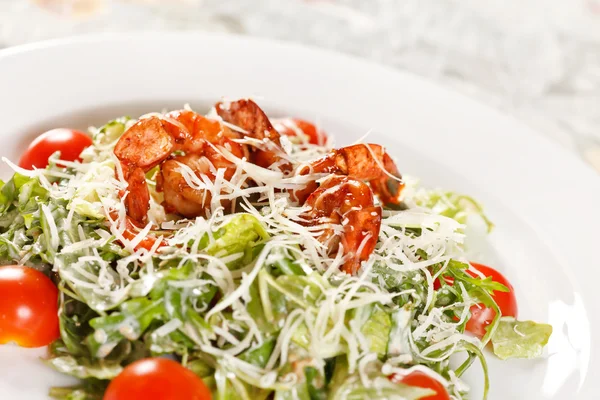 Fresh salad with shrimps — Stock Photo, Image