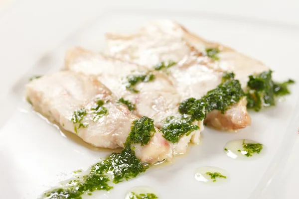 Mersin balığı ıspanak sos ile — Stok fotoğraf