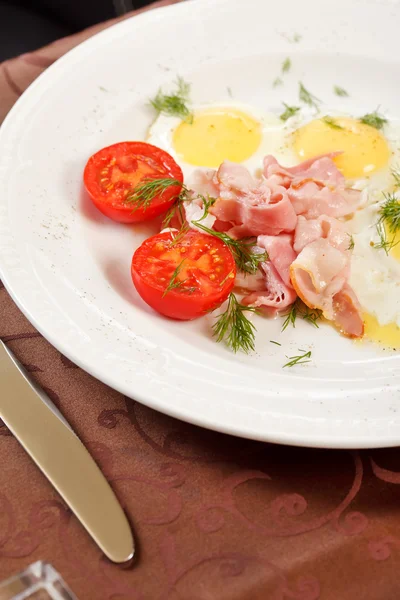 Stekta ägg med bacon och grönsaker — Stockfoto